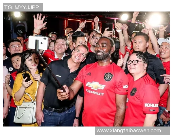 足球明星进球后摇手指庆祝瞬间精彩回顾与球迷互动的热烈场面