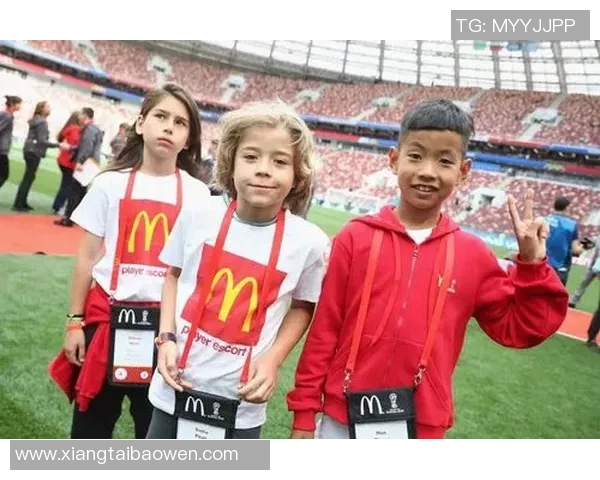 麦当劳与足球明星球员的精彩瞬间图片集锦，尽显运动魅力与品牌合作的完美结合